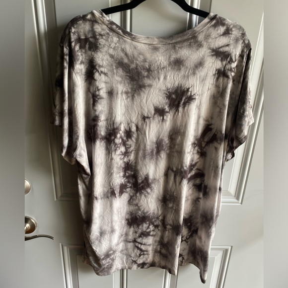 Torrid Perfect Tee - Super Soft Skulls Tie-Dye White Roses Lightweight Plus Sz 3 - Picture 7 of 8